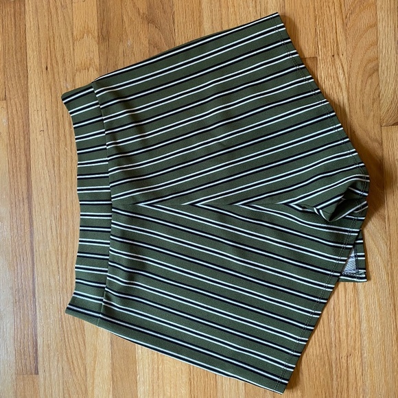 Green and White Striped Two Piece Crop Top and Skort Size S - Picture 7 of 8